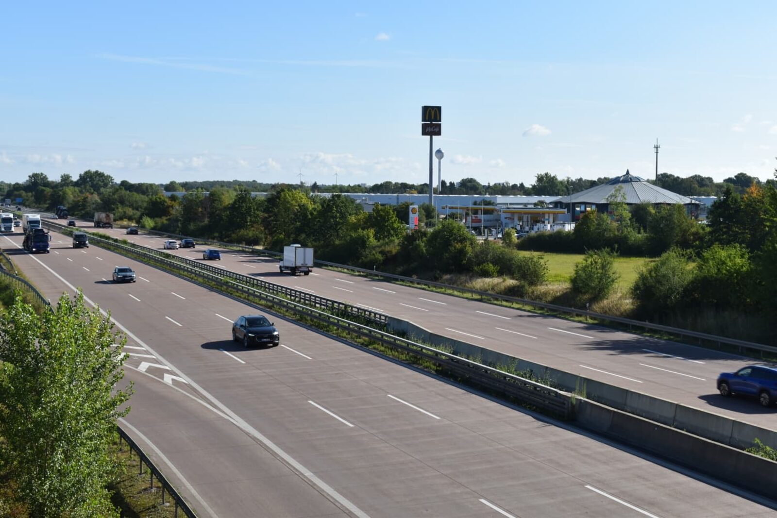 Autobahn A9 in der Nähe von Leuna mit viel Verkehr und Raststätte